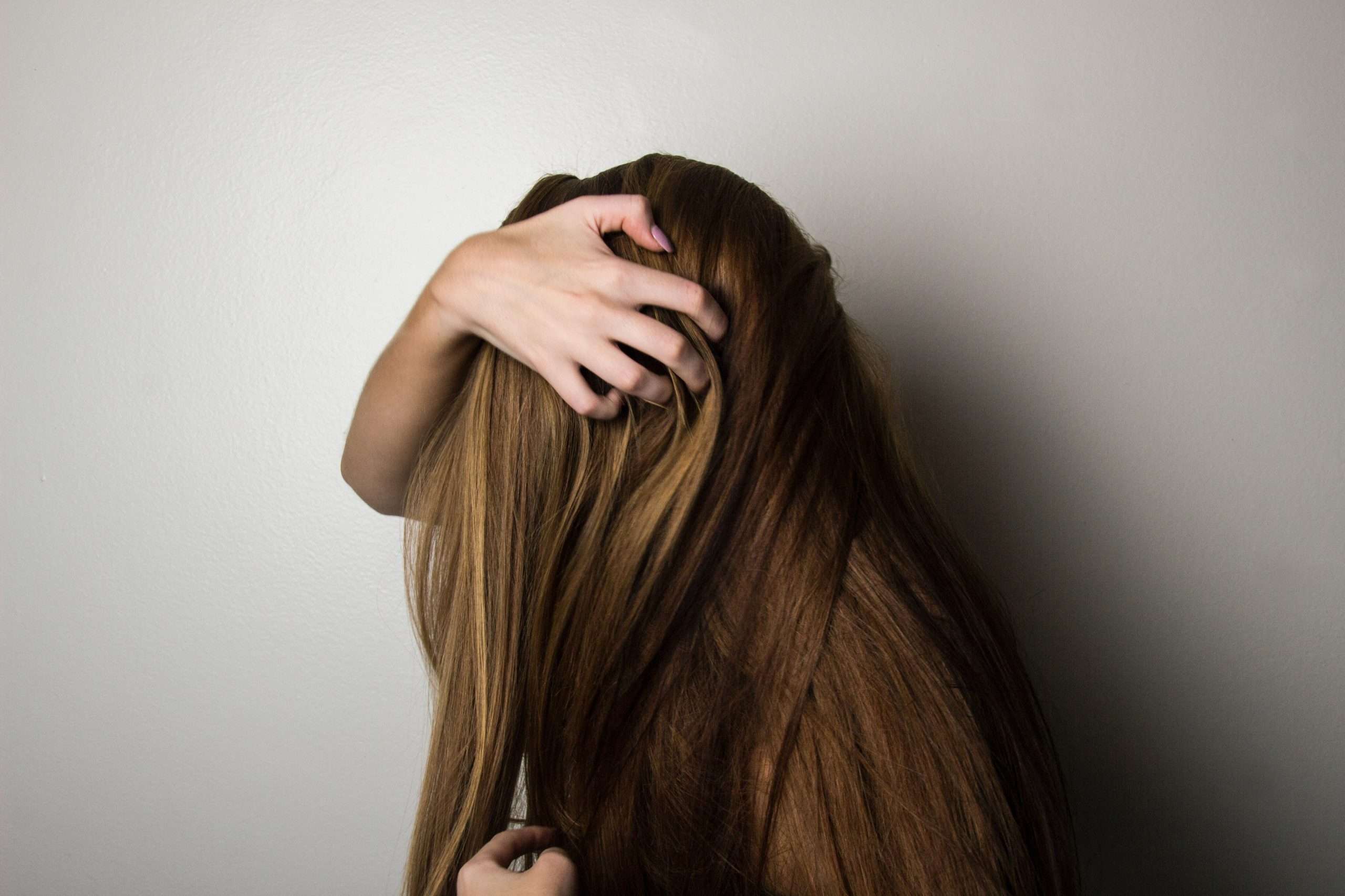 pelo fino y roto